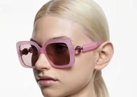modelo usando óculos com temática Pink diamonds