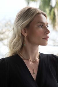 Modelo usando colares e brincos elegantes